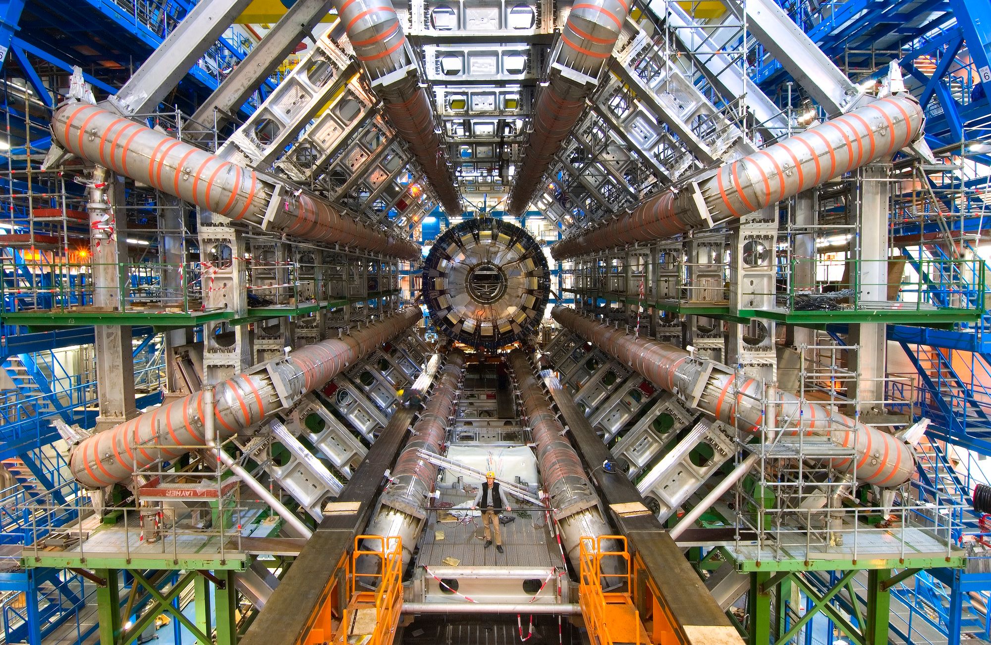 The organizational secrets of the Large Hadron Collider